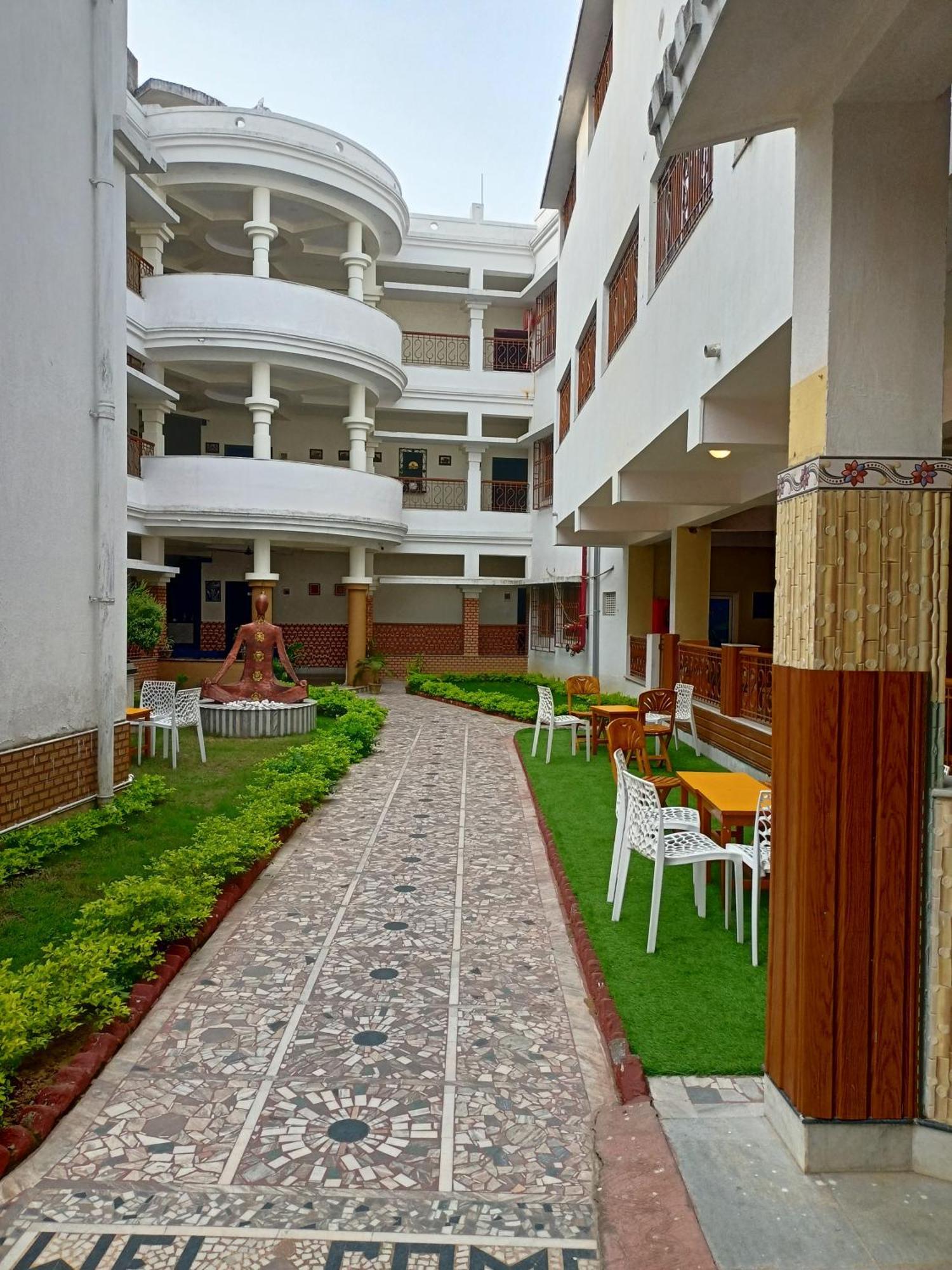 Hotel Kolam Shānti Niketan Extérieur photo